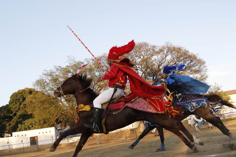 Cavaleiros disputam a corrida das argolinhas